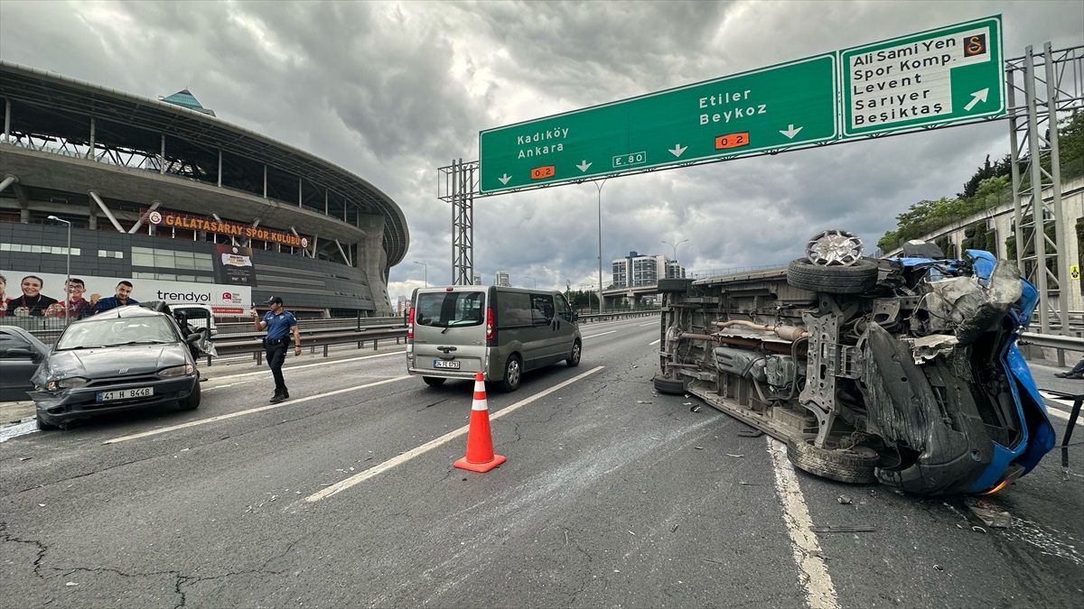 İstanbul Kağıthane\'de trafik kazası: 2 kişi yaralandı