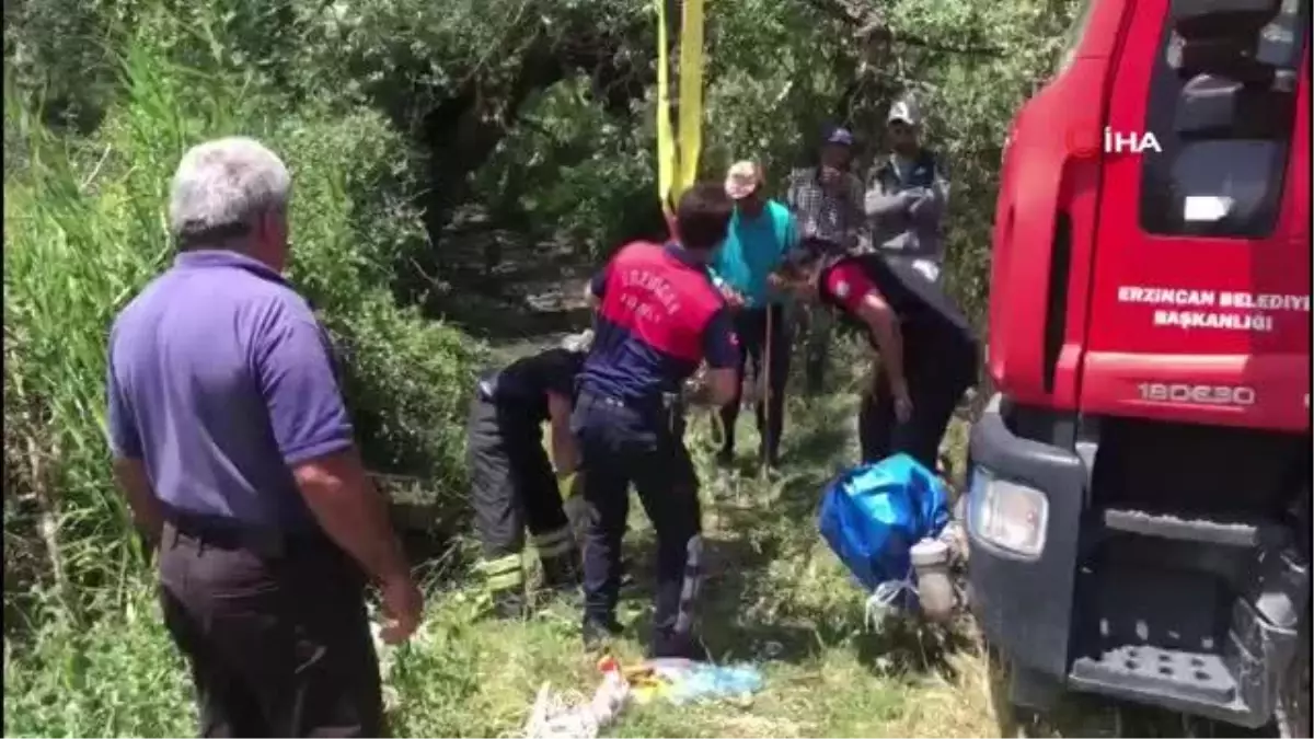 Kanalizasyon kuyusuna düşen inek itfaiye ekiplerince kurtarıldı