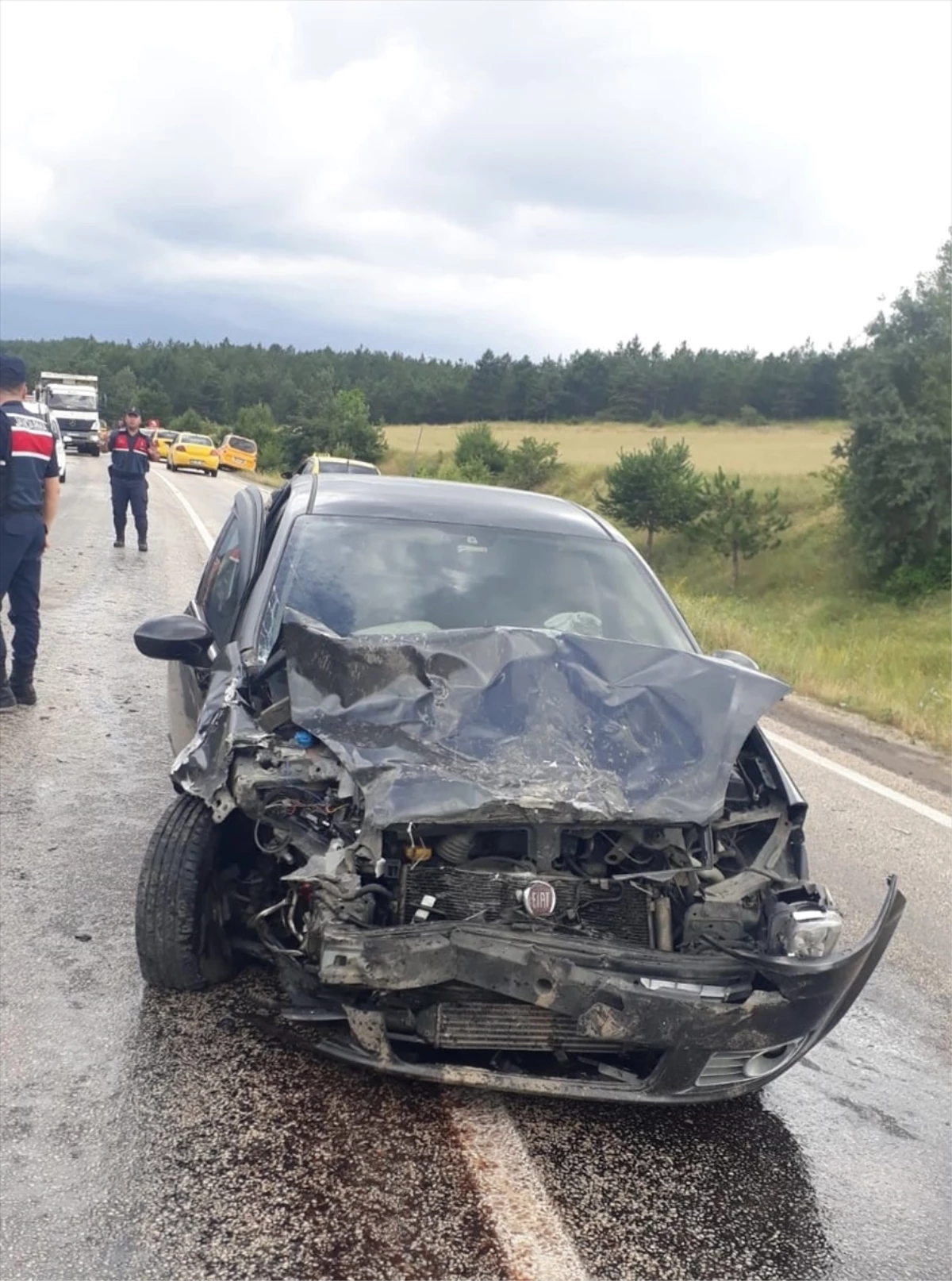 Kastamonu\'da otomobille ticari taksinin çarpışması sonucu 3 kişi yaralandı