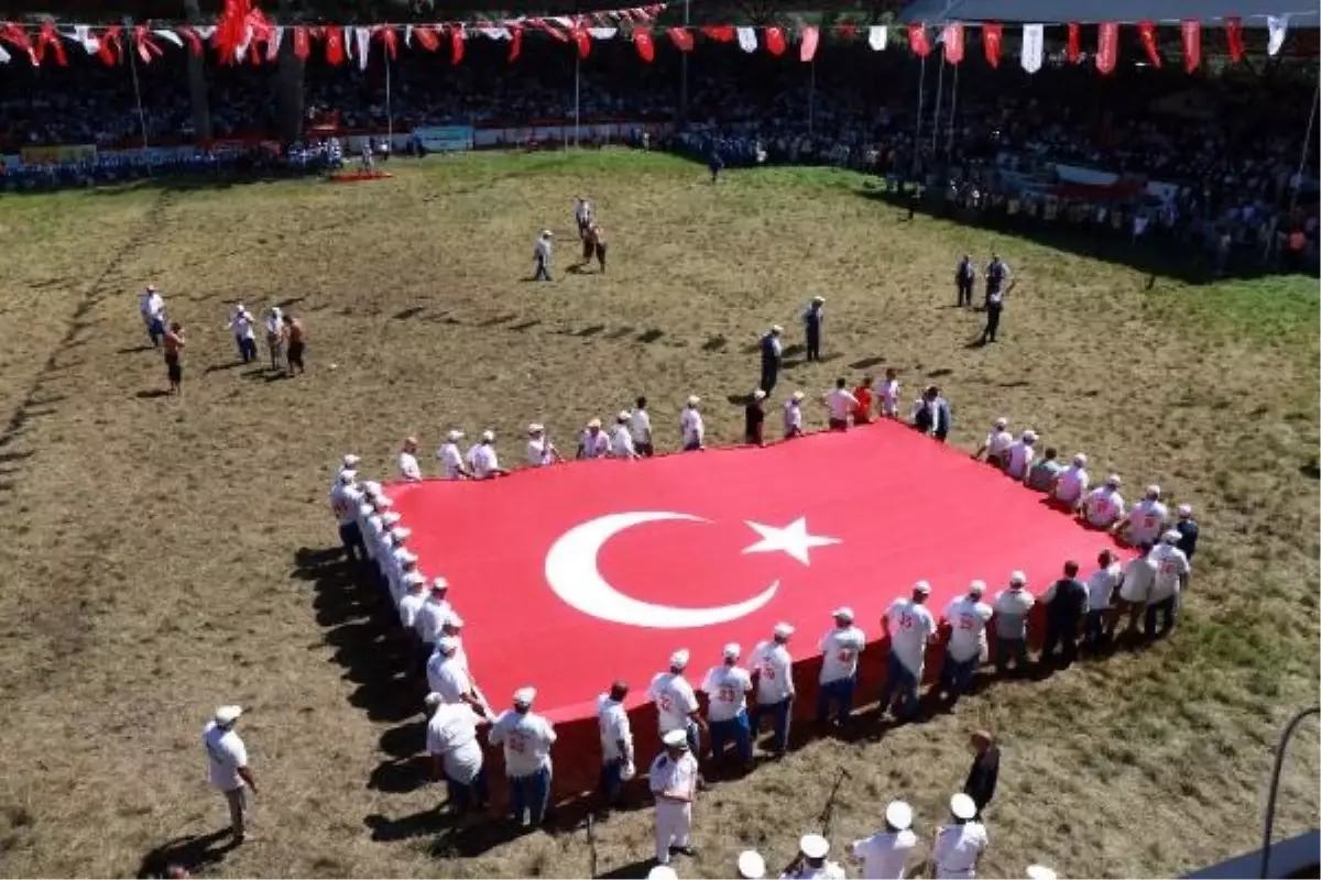 Edirne'de Kırkpınar Yağlı Güreşleri'nde Türk Bayrağı Korteji Gerçekleştirildi