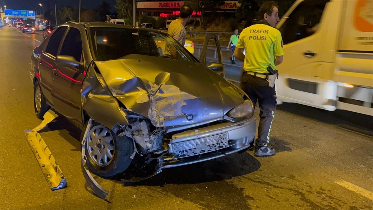 Gebze\'de Belediye Otobüsü ile Otomobil Çarpıştı: 1 Yaralı