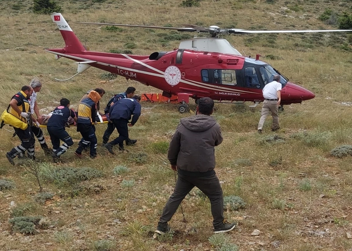 Konya\'da Dağda Baygınlık Geçiren Kişi Ambulans Helikopterle Hastaneye Kaldırıldı