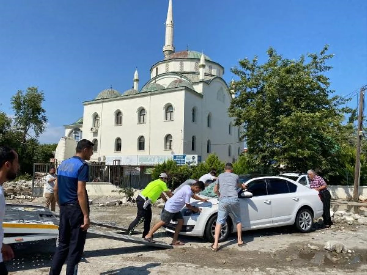 Erdemli\'de Fırtına Sonucu Cami Minaresi Otomobillere Düştü