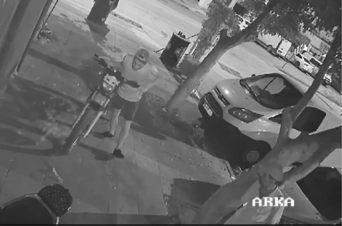Silifke'de Marketin Önünde Motosiklet Hırsızlığı
