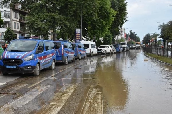 Yağış Sonucu Taşkınlar Meydana Geldi yol Ordu-Giresun ve Ordu-Samsun olmak üzere iki yönlü trafiğe kapatıldı
