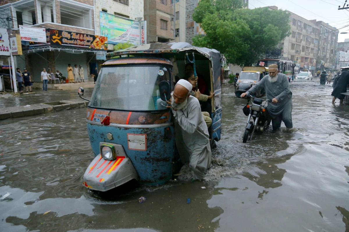 Pakistan\'ın Güneyinde Şiddetli Muson Yağmurları Yaşamı Olumsuz Etkiledi