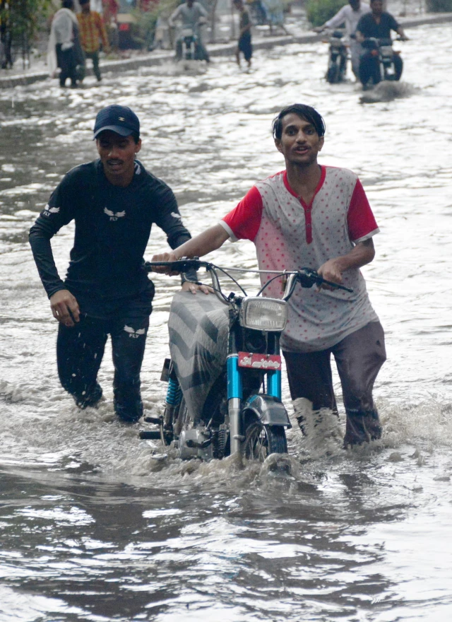 Pakistan'ın Güneyinde Şiddetli Muson Yağmurları Yaşamı Olumsuz Etkiledi
