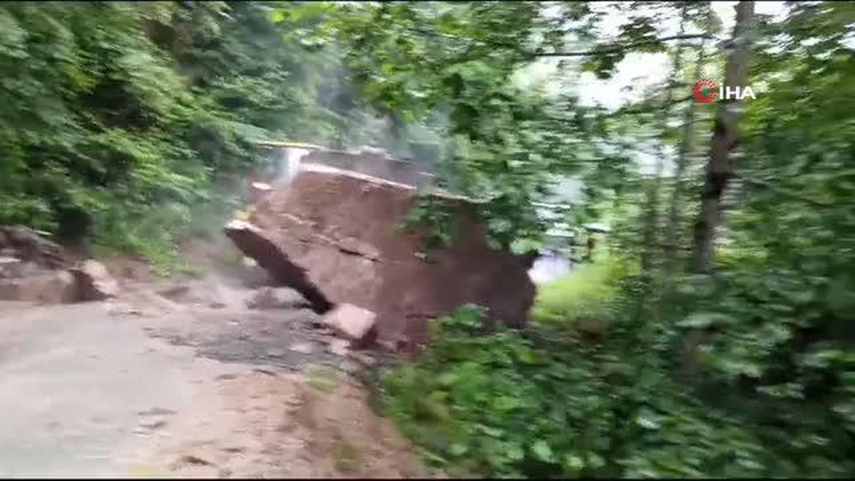 Rize\'de ki heyelanda kapanan yol tekrardan ulaşıma açıldı