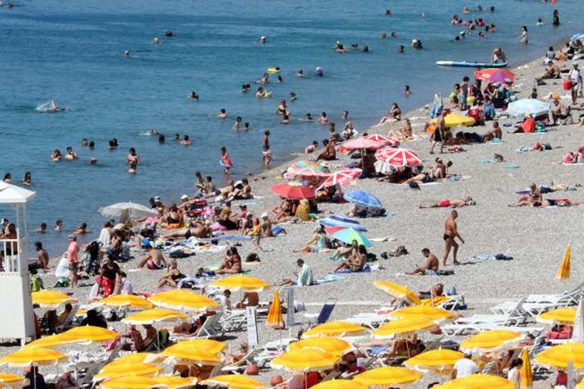 Konyaaltı Sahili\'nde Rüzgar Nedeniyle Zor Anlar