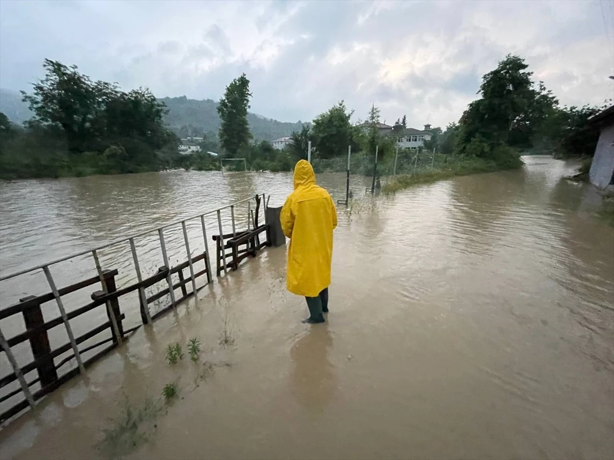 Düzce\'de Sağanak Yağış Sonrası Yığılca İlçesine Ulaşım Kapandı