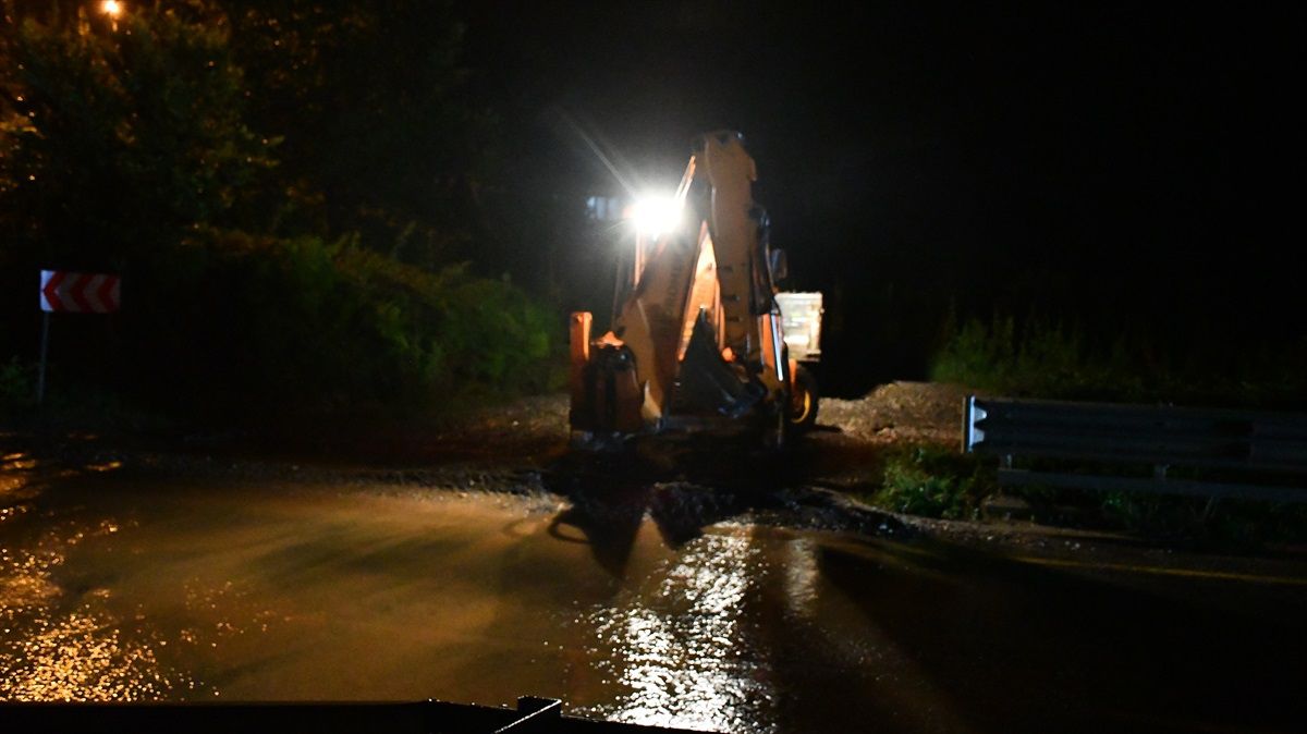 Düzce-Akçakoca kara yolu sağanak nedeniyle kapanmıştı, çalışmalar sonucunda ulaşıma açıldı