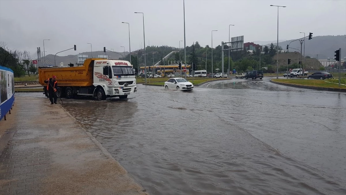 Karabük-Zonguldak kara yolu çökme nedeniyle ulaşıma kapatıldı