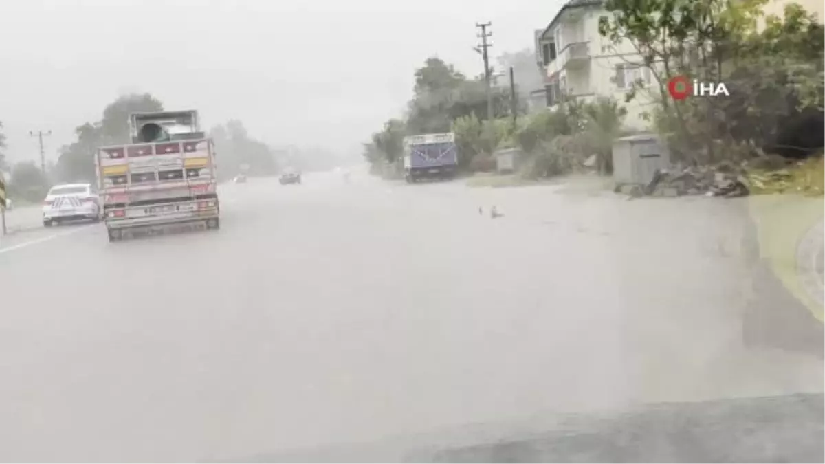 Sağanak yağış su baskınlarına yol açtı