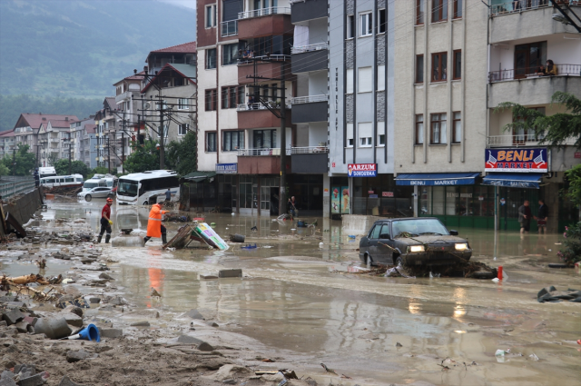 Sel felaketinin yaşandığı Zonguldak'ta Gökçebey ve Devrek Devlet Hastanelerini su bastı