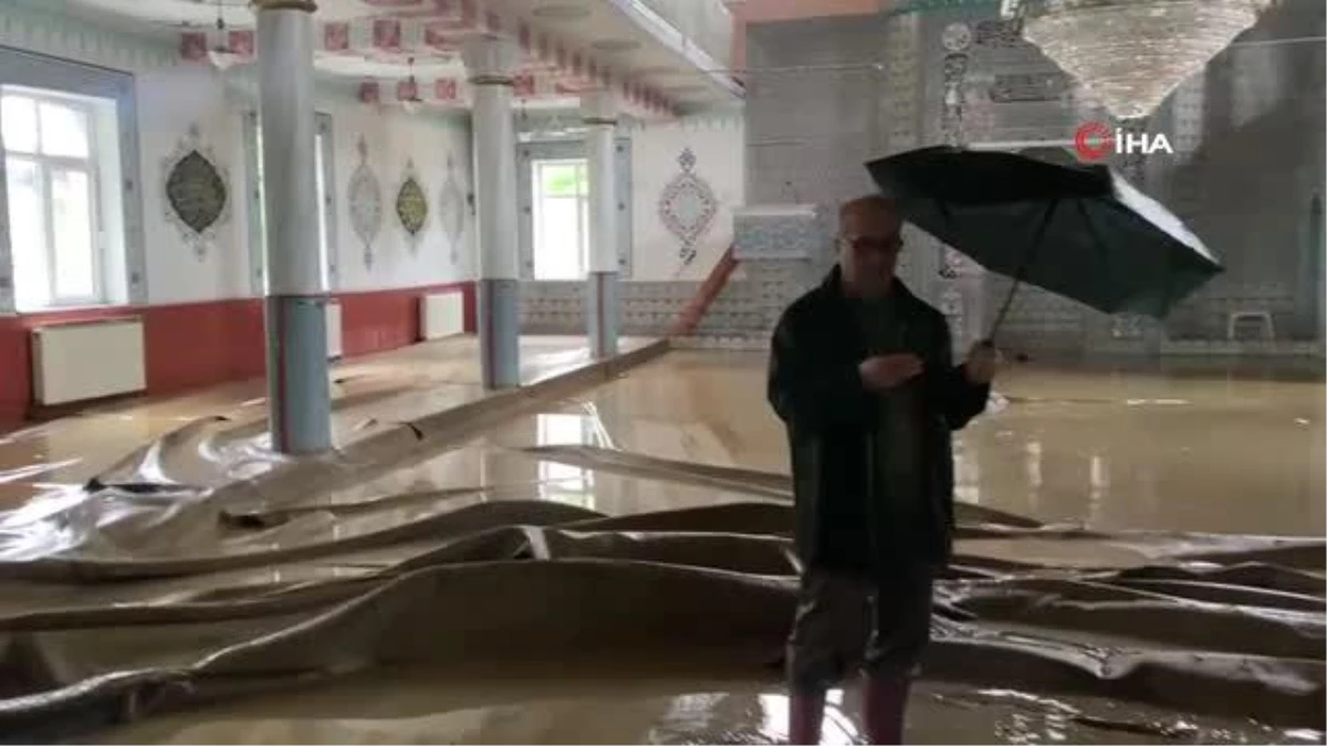 Sel sonrası cami sular altına kaldı