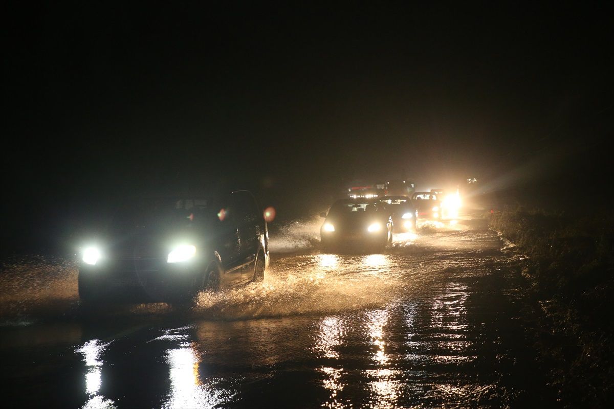 Zonguldak-Bartın kara yolunda sel nedeniyle ulaşım kontrollü sağlanıyor