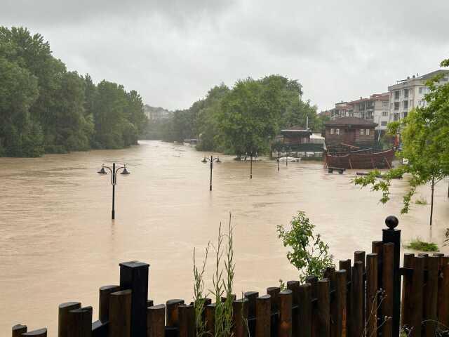 Sel ve heyelan Karadeniz'i esir aldı! Bakan Yerlikaya ve Tunç felaketi yaşayan Bartın'a doğru yola çıktı