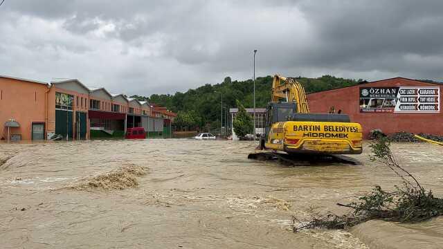Sel ve heyelan Karadeniz'i esir aldı! Bakan Yerlikaya ve Tunç felaketi yaşayan Bartın'a doğru yola çıktı