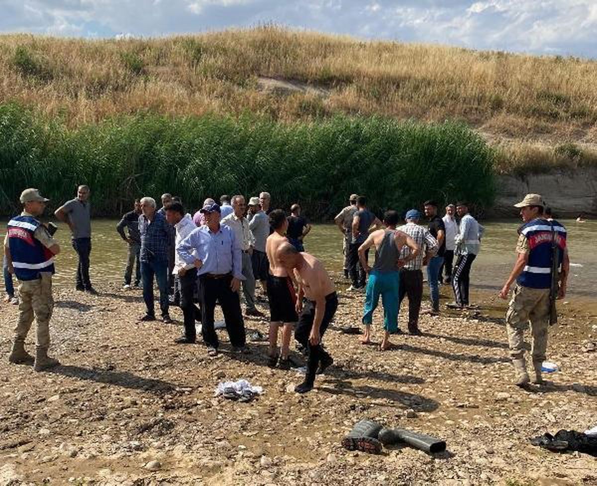 Siirt\'te Çaya Düşen Genç Kayboldu