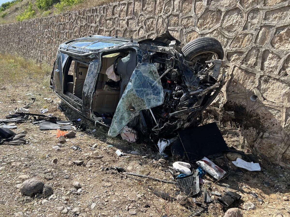 Sivas\'ta otomobil kaza yaptı: 1\'i ağır, 4 yaralı