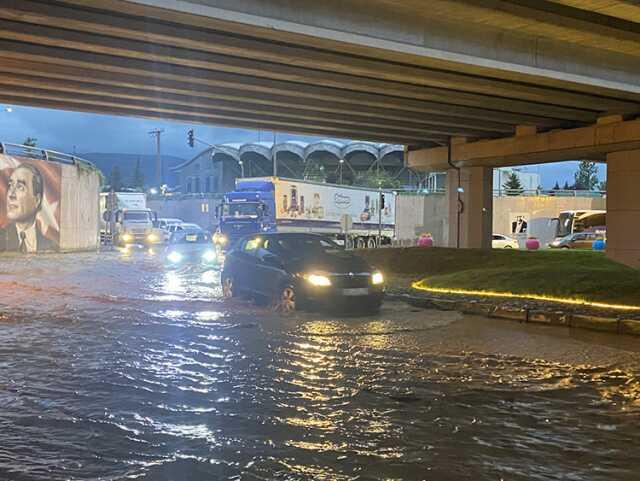TEM Otoyolu'nda heyelan! Ankara-İstanbul yönü trafiğe kapandı