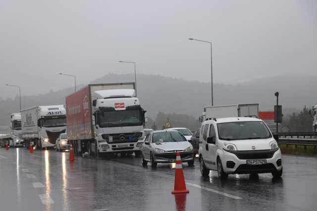 TEM Otoyolu'nda heyelan! Ankara-İstanbul yönü trafiğe kapandı