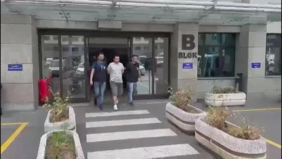 Özel güvenlik görevlisi namazla dalga geçtiği video sonrası serbest bırakıldı