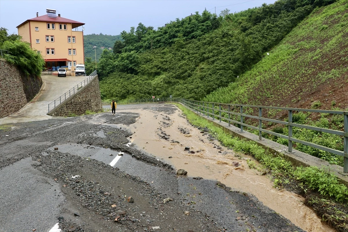 Trabzon\'da Sağanak Yağış Hayatı Olumsuz Etkiledi