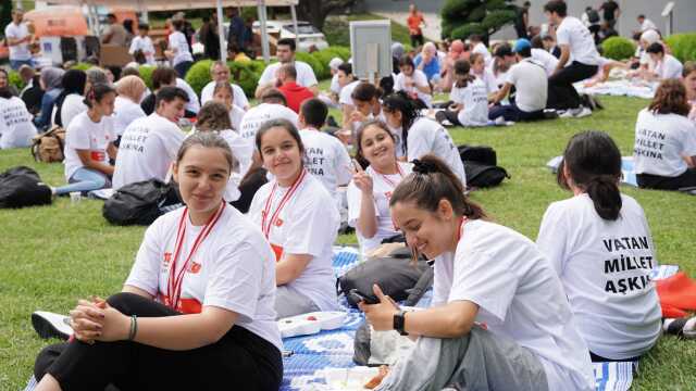 TÜGVA Gençleri 15 Temmuz 3. Vatan Koşusunda Şehitler Makamı'na koştu TÜGVA Gençleri 15 Temmuz 3. Vatan Koşusunda Şehitler Makamı'na koştu