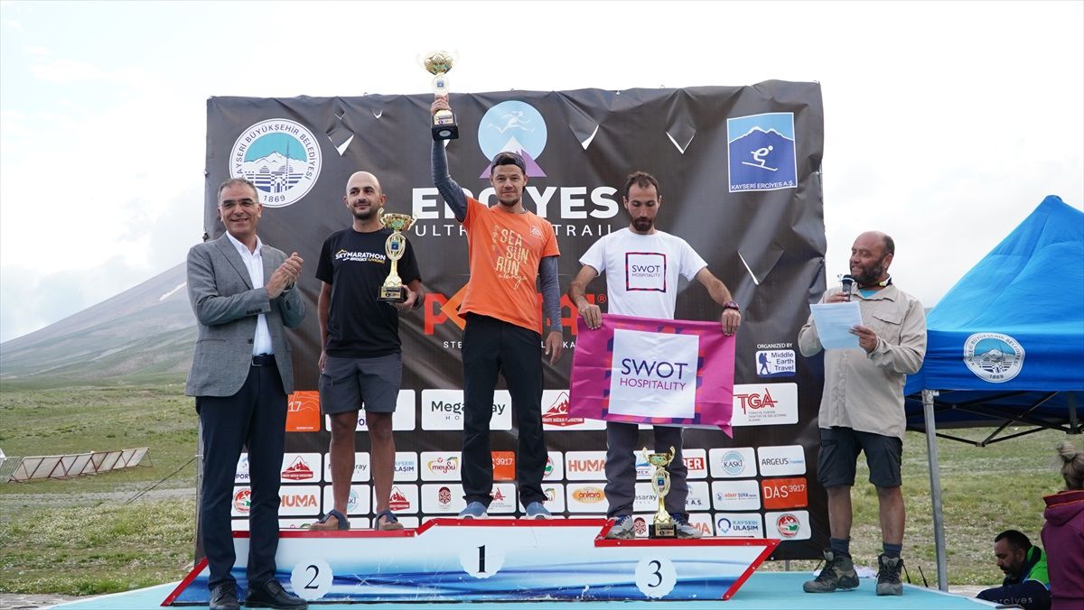 Erciyes Ultra Sky Trail Dağ Maratonu\'nda dereceye giren yarışmacılar ödüllerini aldı