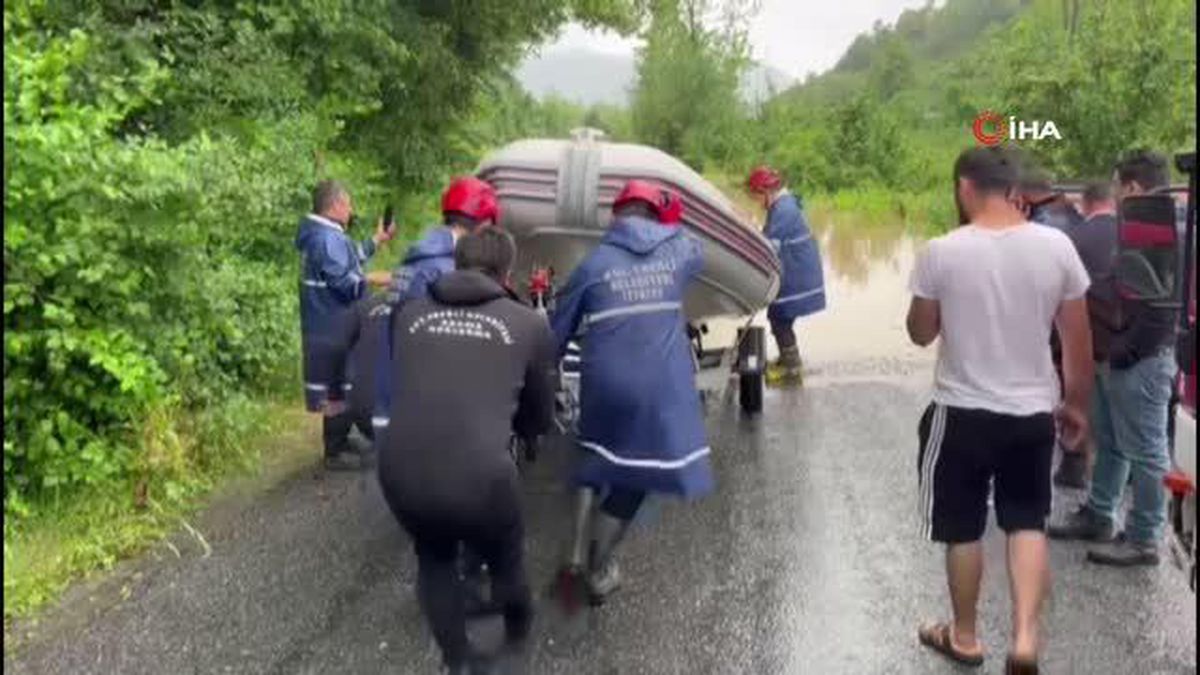 Vatandaşları kurtarmaya giden jandarma çayda mahsur kaldı