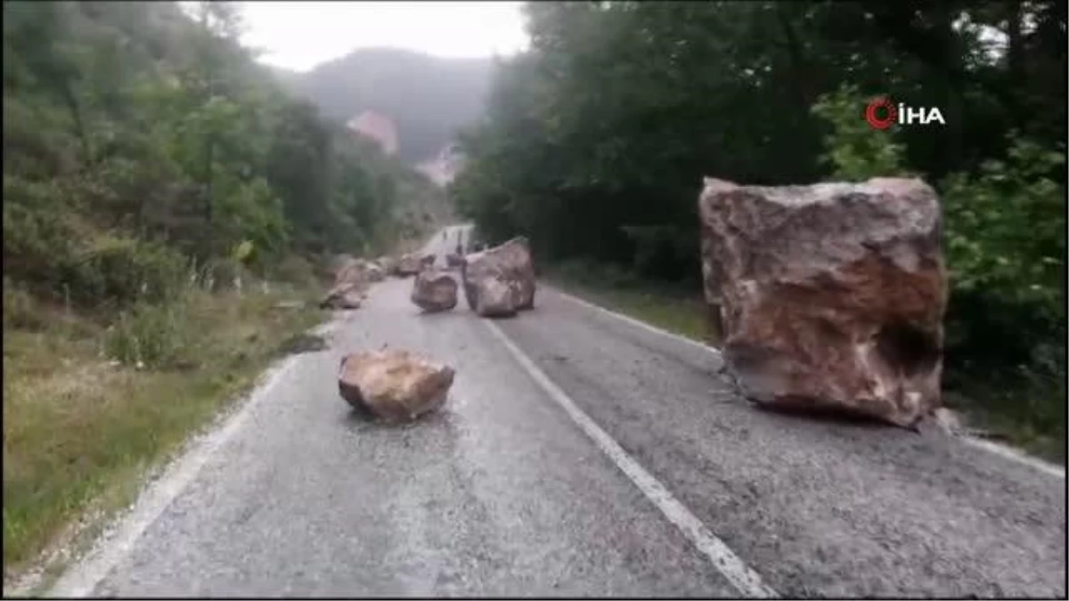 Yağmur sonrası düşen dev kaya parçaları yolu kapattı