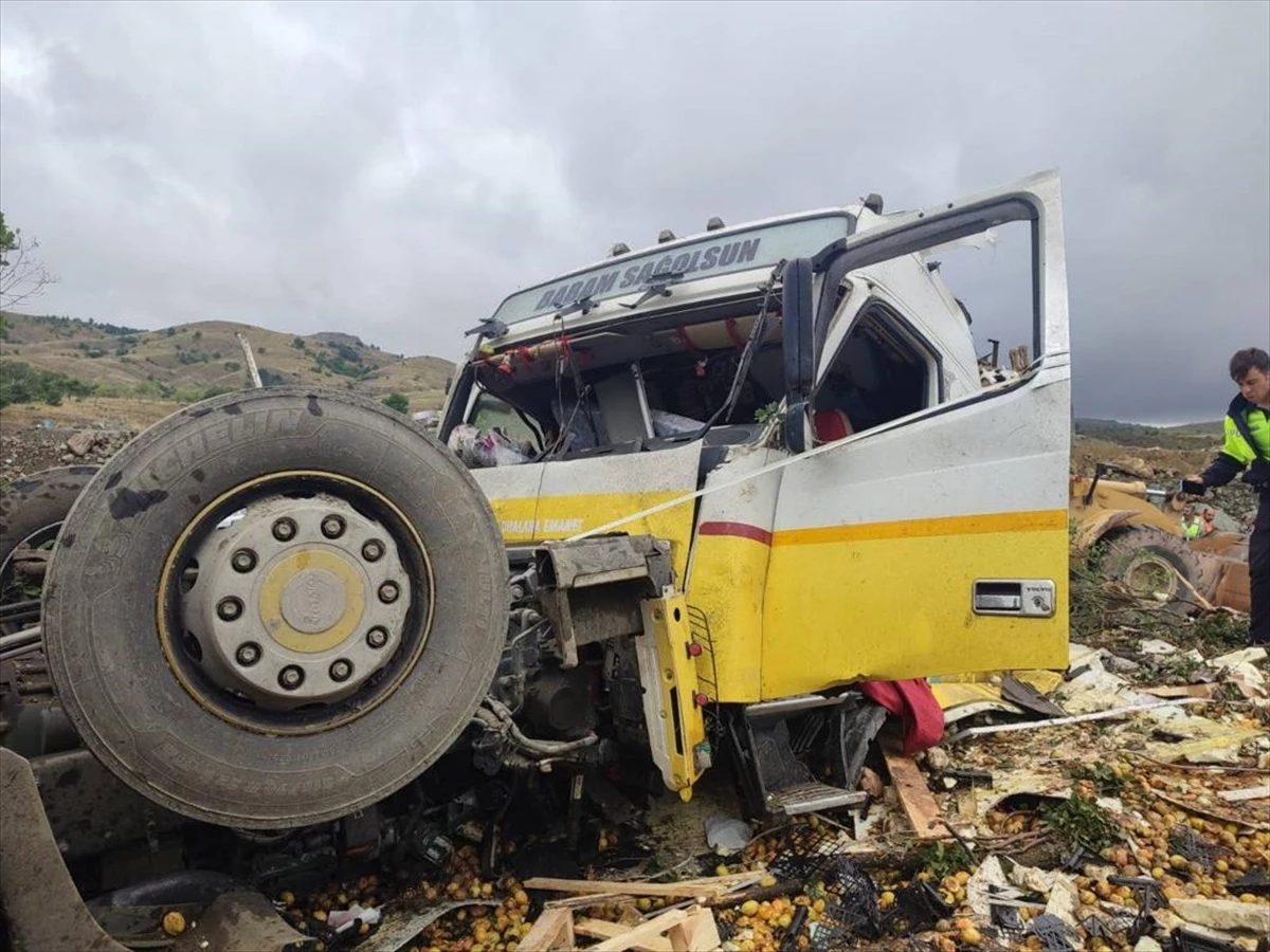 Yozgat\'ta kayısı yüklü tır devrildi, şoför yaralandı