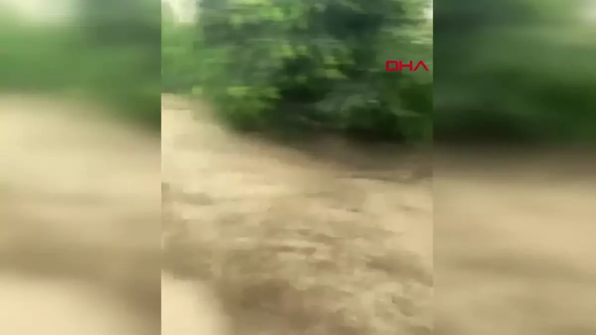 Zonguldak\'ta Sağanak Yağış: Devrek\'te Sokaklar Irmağa Döndü