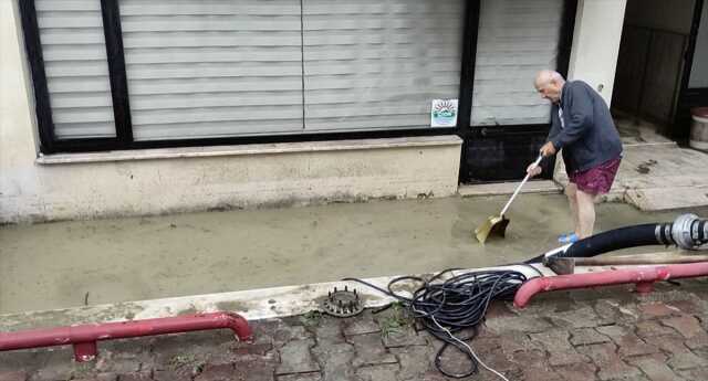 2 derenin taştığı Cide'de hayat durma noktasına geldi! Araçlar sular altında, evler havuz gibi