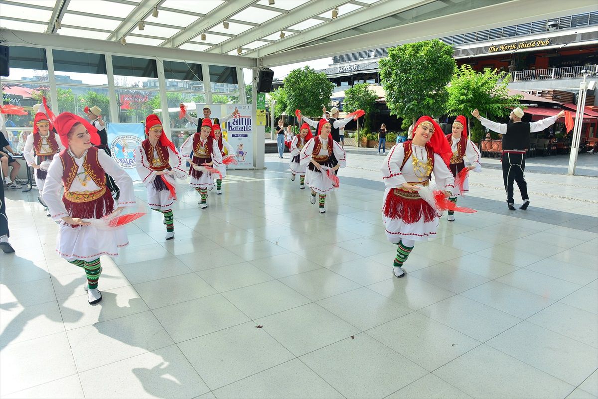 Uluslararası Altın Karagöz Halk Dansları Yarışması devam ediyor