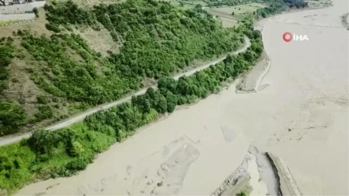 6 köyü ilçeye bağlayan yol çöktü