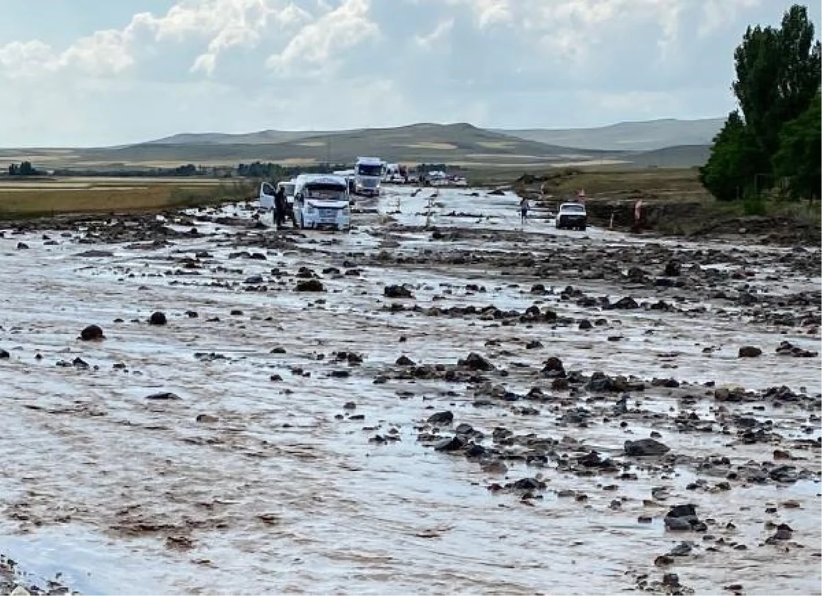 Ağrı\'da sel sonrası kapanan İran yolunda ulaşım açıldı