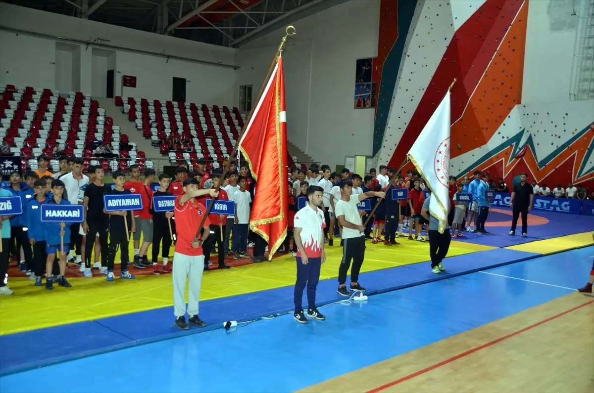 Muş\'ta Anadolu Yıldızlar Ligi Güreş Grup Müsabakaları Başladı