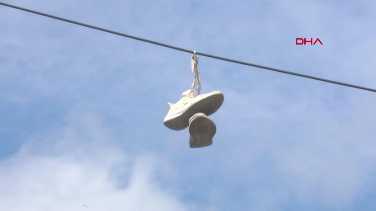 Bağcılar\'da Elektrik Tellerine Asılı Ayakkabılar Merak Konusu