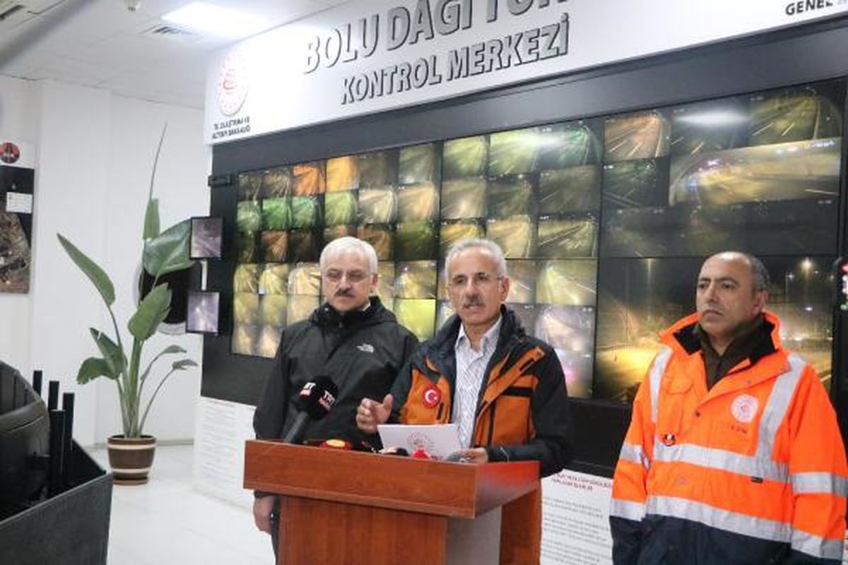 Ulaşım Bakanı: Yağmur sonrası kapanan yollar açılıyor