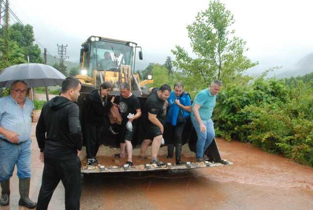 Bakan Yerlikaya ve Bakan Tunç, selim vurduğu Bartın'da: Yağış devam edecek, dere yataklarından uzak durun Bakan Yerlikaya ve Bakan Tunç, selim vurduğu Bartın'da: Yağış devam edecek, dere yataklarından uzak durun