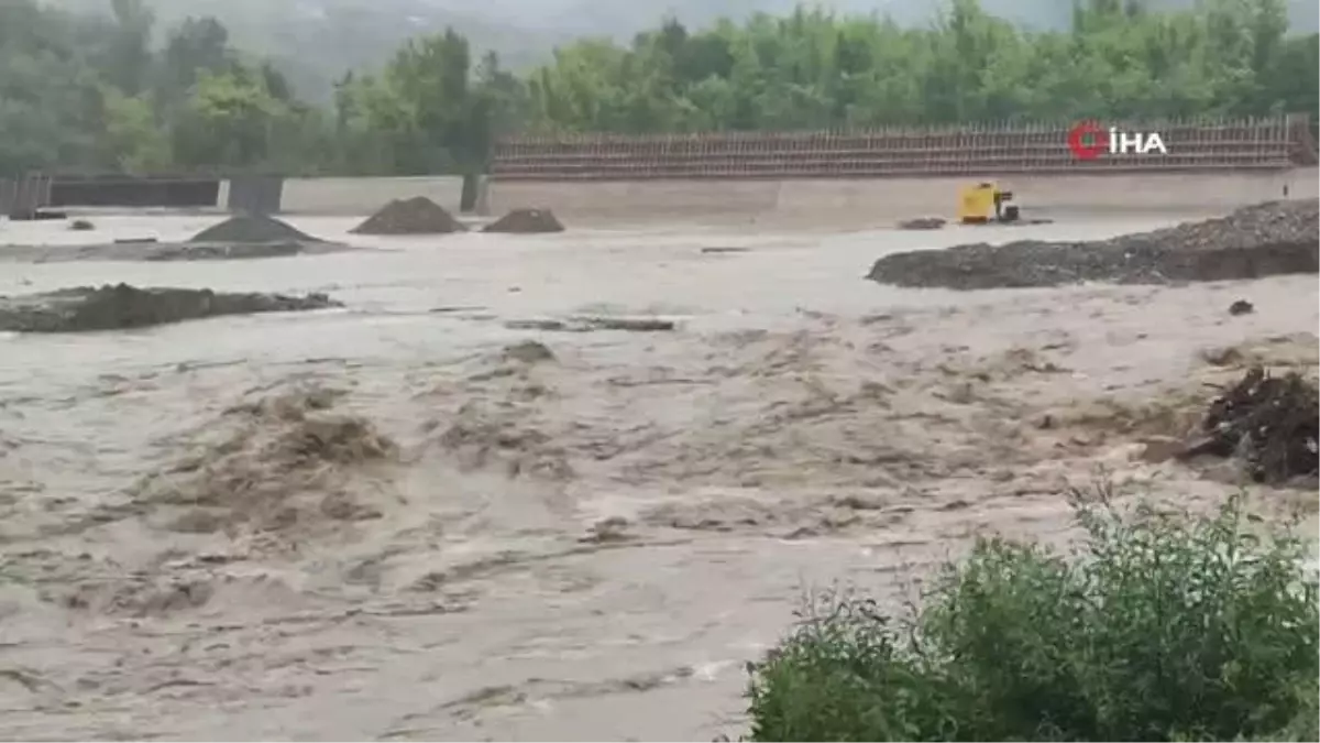 Bartın\'da dere yatakları taştı, karayolları ulaşıma kapandı