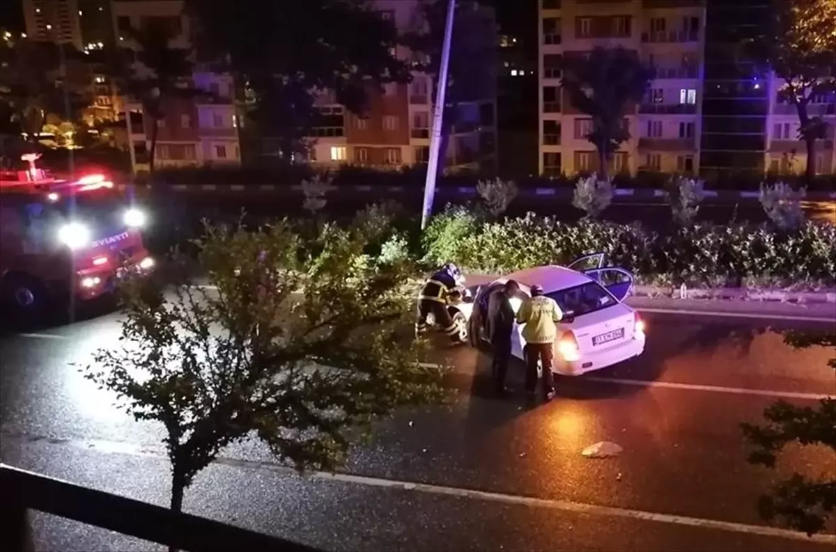 Bilecik\'te refüje çarpan otomobildeki 5 kişi yaralandı