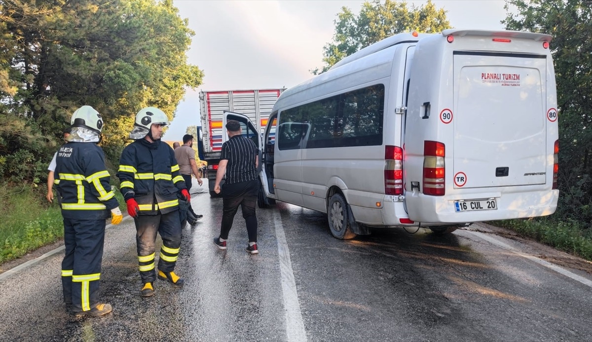 Bilecik\'te Yol Kenarına Savrulan Minibüste Maddi Hasar Oluştu