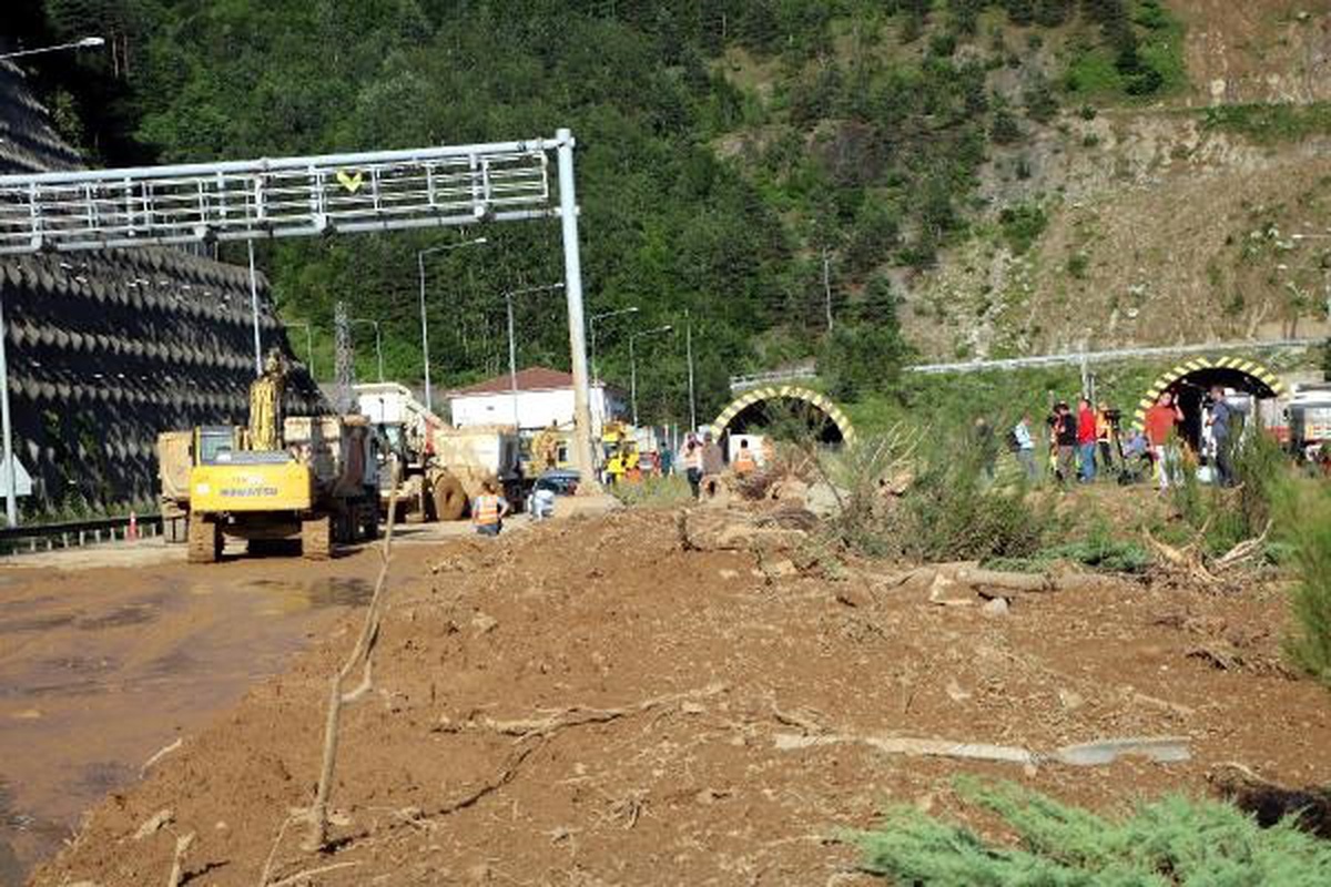 Bolu Dağı Tüneli\'ndeki Heyelanın Ardından İstanbul Yönü Ulaşıma Açılacak