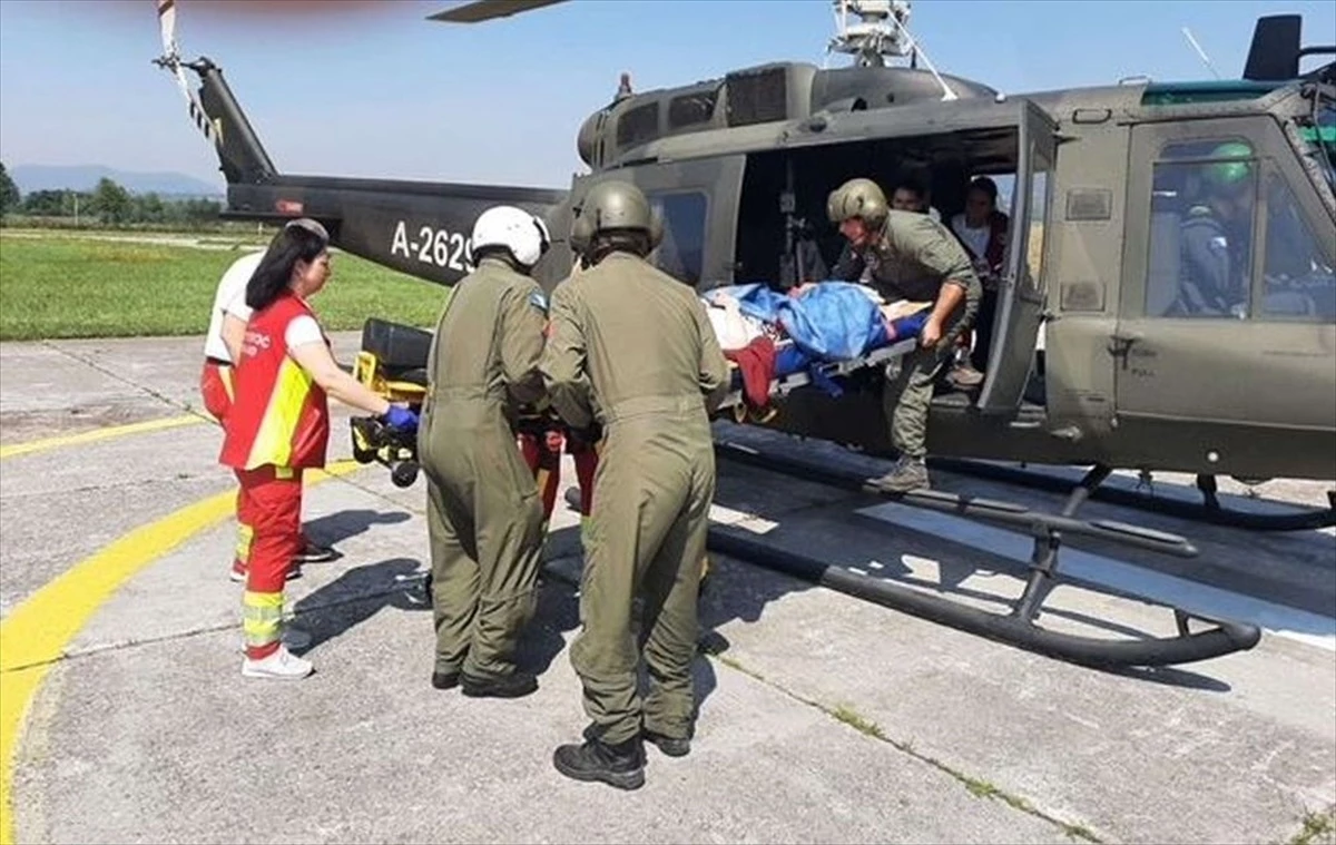 Bosna Hersek Savunma Bakanlığına bağlı helikopter, Srebrenitsa soykırımının 28\'inci yıl dönümü etkinliğinde Türk vatandaşına yardım etti