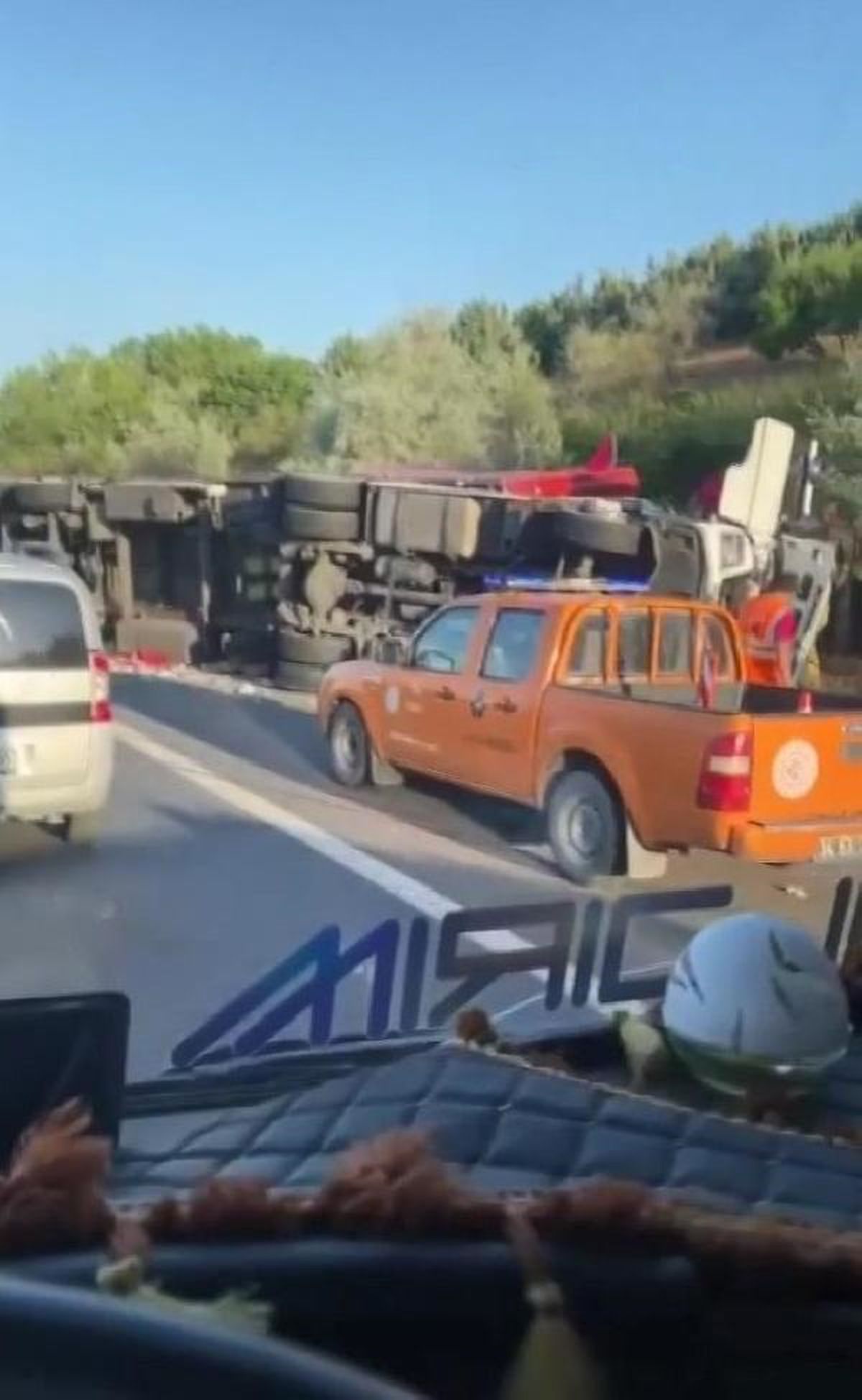 ÜYÜKÇEKMECE\'de Yün Yüklü TIR Kazası: Şoför Yaralandı