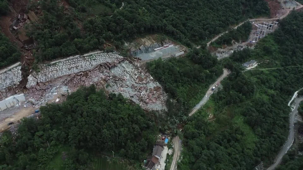 Çin\'de Otoyol İnşaatında Toprak Kayması: 1 Ölü, 7 Kayıp