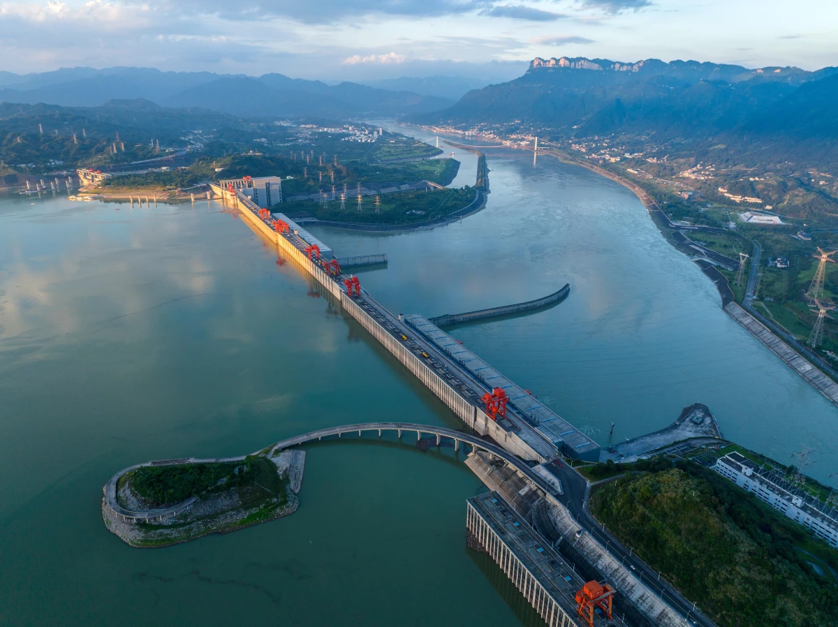 Çin\'deki Üç Boğaz Hidroelektrik Santrali 20 Yılda 1,6 Trilyon Kilovat-Saat Elektrik Üretti